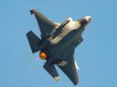 Menteri Pertahanan Anita Anand sebelumnya mengumumkan pembelian 88 jet tempur siluman F-35 buatan AS, senilai $19 miliar.