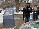 Die vom Ottawa Center NDP MPP Joel Harden organisierte Kundgebung zeigte eine große Pappreplik eines Bankautomaten mit Doug Ford ATM darauf und Verweisen auf die Privatisierung des Gesundheitswesens, den Verkauf von Teilen des Greenbelt und Bill 124.