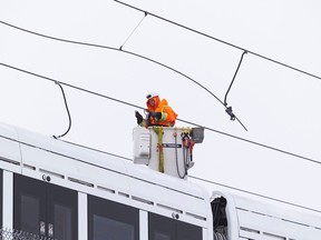 Een bovenleidingskabelreparateur op de LRT-lijn tussen de stations Hurdman en Lees gaat vrijdag verder.