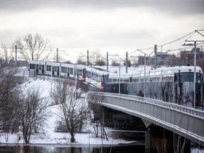 Los trenes permanecieron atascados en las vías entre las estaciones de Lys y Tremblay el sábado.