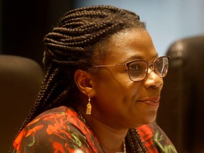 Renée Amilcar, directrice générale d'OC Transpo, a déclaré que le personnel était «extrêmement satisfait» des performances de quatre autobus électriques qui circulent sur les routes d'Ottawa depuis février 2022.