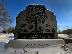 OTTAWA – 11 janvier 2023 – Pierre tombale au cimetière Beechwood dédiée aux Canadiens décédés de Covid.  TONY CALDWELL, Postmédia.