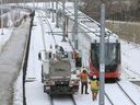 Un train LRT bloqué se trouve près de la station Lees à Ottawa plus tôt cette semaine. 