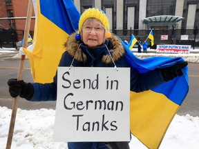 Protes menentang perang di Ukraina berlanjut di Kedutaan Besar Rusia di Ottawa