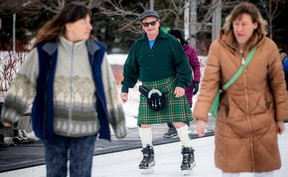 Great Canadian Kilt Skate Tahunan ke-9 Ottawa berlangsung Minggu, 19 Februari 2023, di arena skating di Lansdowne Park.