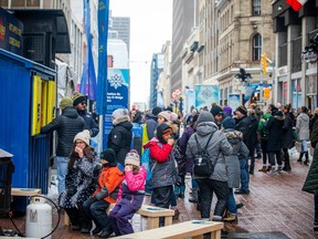 Kerumunan orang keluar di Spark Street selama akhir pekan terakhir Winterlude Sunday, 19 Februari 2023.