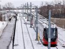 Kereta LRT berhenti beroperasi antara stasiun Lees dan Hurdman pada 10 Januari 2023.