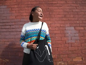 Artis Inuit terkenal Annie Pootoogook.  Berasal dari Cape Dorset, dia tinggal di Ottawa.