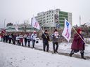 File: Sekelompok kecil berkumpul di luar kampus The Ottawa Hospital Riverside, pada Sabtu, 25 Februari 2023, untuk memprotes prosedur perawatan kesehatan masyarakat yang digabungkan dengan penyedia layanan kesehatan swasta.