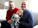 Danny Neville, kanan, dan Matt Wilson, dan putri mereka, Lily Wilson, 3, bersama Jeffy setelah mainan boneka favorit Lily ditemukan di sudut Slater dan Elgin.