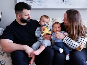 Ian Carlson dan Rosalinn Bulmer bersama putra mereka Benjamin, 17 bulan, dan William, tiga minggu.