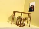 Kurator Sonia Del Re dalam patung karya seniman yang berbasis di Toronto Paul P. berjudul Escritoire Nancy-2013, dalam kayu mahoni, yang merupakan bagian dari pameran Paul P. : Amor et Mors di Galeri Nasional Kanada. 