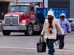 Circulation des camions à l'intersection de l'avenue King Edward et de la rue Rideau.  Un groupe de médecins de l'Association canadienne des médecins pour l'environnement a déposé une plainte concernant les effets sur la santé de la pollution de l'air par les camions du centre-ville.
