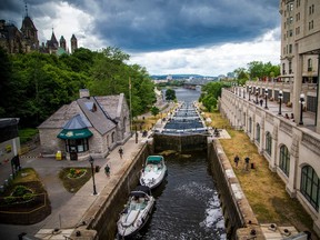 Museum Bytown terlihat di sebelah kiri saat perahu melewati Rideau Canal Locks pada tahun 2020.