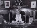 Foto selebaran Lillian Freiman, orang Yahudi-Kanada pertama yang dianugerahi Order of the British Empire sebagai pengakuan atas pengabdian masyarakatnya selama bertahun-tahun.