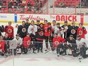 Anthony Allain Samake disambut ke es setelah latihan Senator Ottawa 9 Februari, berpose dengan kapten Brady Tkachuk dan anggota tim lainnya.  Allain Samake, yang menjadi sasaran gerakan dan kata-kata rasis dari rekan satu timnya di Gatineau tahun lalu, akan menjatuhkan puck pertama seremonial pada hari Senin saat Senator merayakan Bulan Sejarah Hitam.