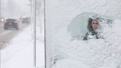 OTTAWA - 16 Des 2022 - Seorang wanita menunggu bus di Smyth Road setelah badai salju semalam di Ottawa Jumat.