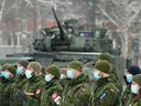 FOTO FILE: Pasukan Kanada NATO meningkatkan kelompok pertempuran Forward Presence menghadiri pertemuan dengan Menteri Pertahanan Kanada Anita Anand di Adazi, Latvia 3 Februari 2022. 
