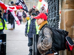Monty Walker berdiri di luar gerbang masuk ke Parliament Hill pada hari Sabtu.  Walker mengatakan dia telah mengeluarkan pemberitahuan pelanggaran beberapa minggu sebelumnya dan tidak diizinkan di atas bukit.