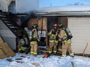 Petugas RCMP menilai setelah kebakaran terjadi di gedung terbengkalai di Vanier