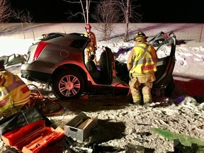 Les Services d'incendie d'Ottawa sont intervenus lors d'une collision frontale à Fallowfield Rd/Conley Rd. Vendredi soir, trois personnes ont été transportées à l'hôpital, dont une dans un état critique.