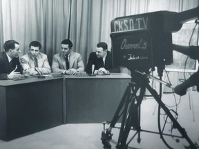 Joe Spence (deuxième à gauche) lorsqu'il était sur CKSO TV.  Fourni par la famille.