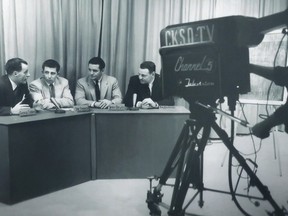 Joe Spence (deuxième à gauche) lorsqu'il était sur CKSO TV. Fourni par la famille.