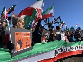 Para pengunjuk rasa berkumpul di Ottawa pada peringatan Revolusi Islam Iran
