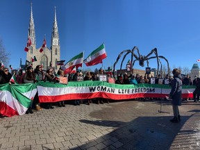 Sekitar 300 orang berunjuk rasa di depan Galeri Nasional Kanada di Ottawa pada hari Sabtu dalam demonstrasi menentang rezim Iran.  Demonstrasi 'Kebebasan Hidup Wanita' adalah salah satu dari sekian banyak demonstrasi di seluruh dunia yang memperingati 44 tahun Revolusi Iran 1979.