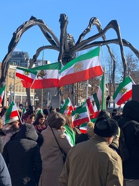 Sekitar 300 orang berunjuk rasa di depan Galeri Nasional Kanada di Ottawa pada hari Sabtu dalam demonstrasi menentang rezim Iran.  Demonstrasi 'Kebebasan Hidup Wanita' adalah salah satu dari sekian banyak demonstrasi di seluruh dunia yang memperingati 44 tahun Revolusi Iran 1979.