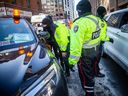 Petugas Layanan Polisi Ottawa menemani petugas hukum kota di 