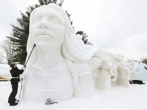 Une avant-première médiatique a eu lieu pour voir le Snowflake Kingdom jeudi au 250 rue Laurier à Gatineau.  Les préparatifs sont toujours en cours pour la journée d'ouverture du Bal de Neige qui se tient ce week-end.  L'artiste Reinaldo Nino, du Venezuela, travaille jeudi sur une sculpture de neige au parc Jacques-Cartier à Gatineau.