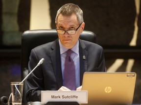 25 Jan 2023 – Walikota Ottawa Mark Sutcliffe selama rapat dewan kota.