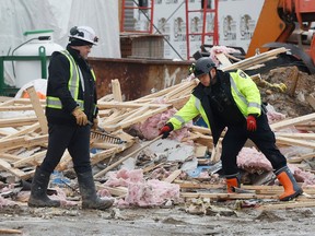 Penyelidik memeriksa bagian dari lokasi ledakan Orléans pada hari Kamis.