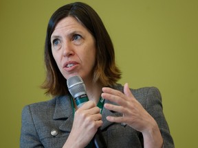 Des maladies comme la rougeole, les oreillons, la rubéole, la poliomyélite, le tétanos et la coqueluche (coqueluche) peuvent causer des éclosions dans la communauté, déclare la médecin hygiéniste en santé publique d'Ottawa, la Dre Vera Etches.