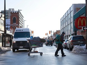 La vie au centre-ville d'Ottawa un mardi après-midi de décembre 2022.