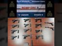 RCMP merilis foto senjata yang ditemukan selama penggeledahan di kediaman Ottawa, termasuk 12 pistol ilegal, beberapa magasin berkapasitas tinggi yang dilarang, amunisi, dan perangkat yang digunakan untuk mengubah pistol semi-otomatis menjadi otomatis.
