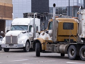 Des camions lourds se croisent jeudi à l'intersection de l'avenue King Edward et de la rue Rideau au centre-ville d'Ottawa.