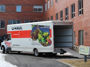 Une camionnette de déménagement est garée devant le centre de soins vendredi matin.