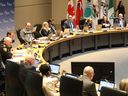 Dewan kota Ottawa memperdebatkan dan menyetujui anggaran 2023 di Balai Kota Ottawa, 1 Maret 2023.