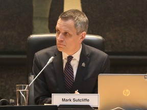 Walikota Mark Sutcliffe mendengarkan debat tentang anggaran Ottawa 2023 di ruang dewan kota pada hari Rabu.