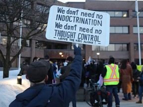 Il y avait environ 300 personnes dans le stationnement du siège social du Conseil scolaire du district d'Ottawa-Carleton mardi soir, et seulement 75 d'entre elles ont été autorisées à participer à la réunion.