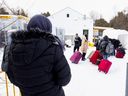 Les demandeurs d'asile font la queue à l'entrée de Roxham Road au Canada depuis Champlain, New York, le mois dernier. 