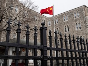 nachrichten Die Flaggendateien außerhalb der Botschaft von China in Ottawa. Regierungsbeamte und Medien ringen über durchgesickerte Berichte über die Einmischung Pekings in die Wahlen.