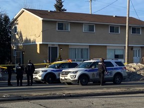 Des policiers d'Ottawa et leurs véhicules se trouvaient près d'une résidence dans le bloc 1800 du chemin Walkley tard mercredi après-midi.