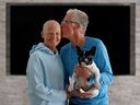 Cindy Hopper, hier afgebeeld met haar man, Jonathan, en hun hond, Lexi, heeft stadium IV alvleesklierkanker.