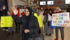 Nasro Adan Mohamed, une réfugiée somalienne basée à Brockville, tente depuis la pré-pandémie de faire venir son mari et sa jeune fille au Canada, mais ils sont bloqués en transit en Ouganda.  Nasro salue son mari Liiban Ahmed Khadiye et sa fille Afnaan Liiban Ahmed à l'aéroport d'Ottawa mercredi.  TONY CALDWELL, Postmédia.