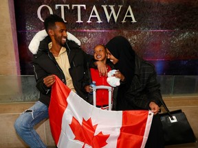 Nasro Adan Mohamed, une réfugiée somalienne basée à Brockville, tente depuis la pré-pandémie de faire venir son mari et sa jeune fille au Canada, mais ils sont bloqués en transit en Ouganda.  Nasro pose pour une photo avec son mari Liiban Ahmed Khadiye et sa fille Afnaan Liiban Ahmed à l'aéroport d'Ottawa mercredi.