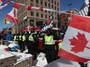 La police affronte des manifestants lors de l'occupation du centre-ville d'Ottawa par un convoi de camionneurs au début de 2022. Une communication claire entre les membres de la commission des services policiers faisait parfois défaut.