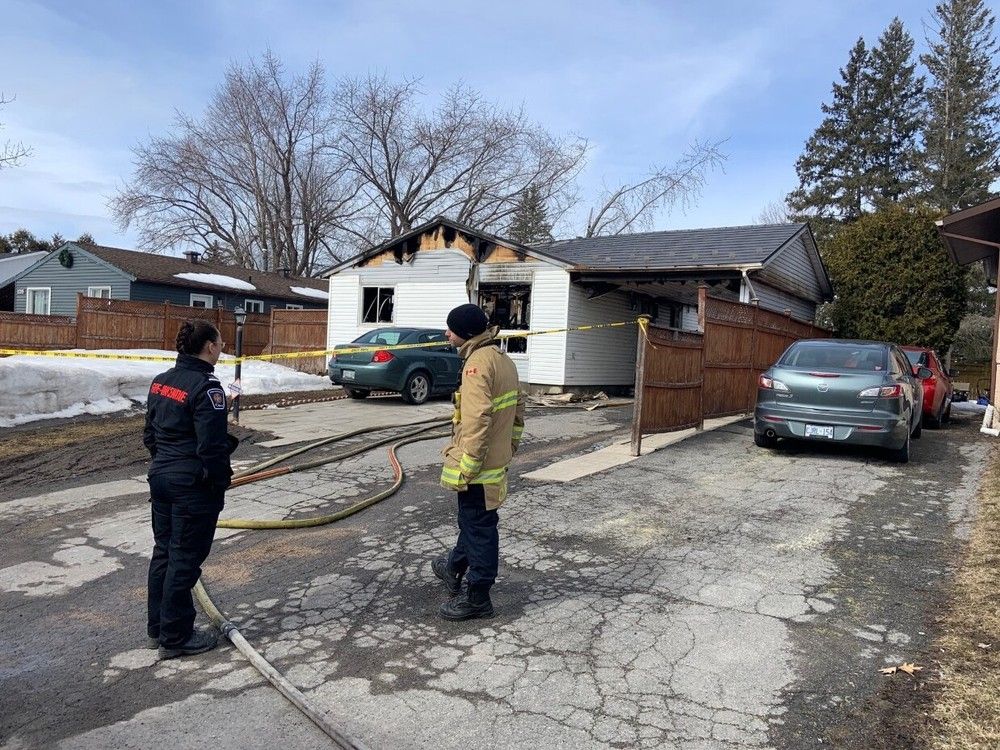 Un transeúnte sacó a un residente a un lugar seguro de un incendio en una casa en Canadá